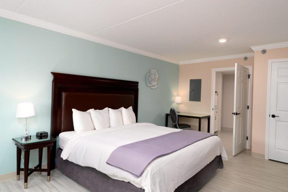 King Room - Non-Smoking interior